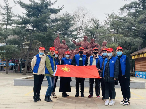 今天，南湖公园来了一群小红帽